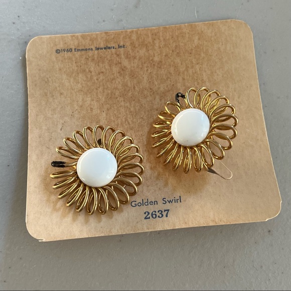 EMMONS VTG 1950s  Gold Tone and White Clip On Sri in Original Box! - Picture 10 of 16